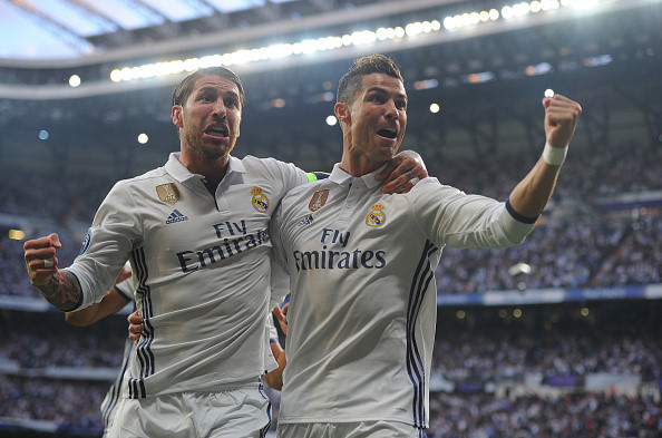 Thủ quân Sergio Ramos và Cristiano Ronado ăn mừng phấn khích. Họ đang là những cầu thủ trụ cột giúp Real Madrid tiến gần mục tiêu trở thành đội đầu tiên bảo vệ thành công chức vô địch Champions League.