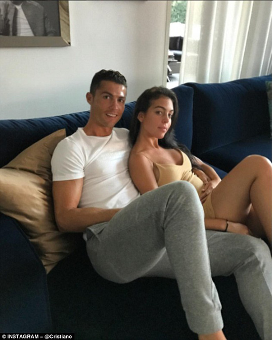Ronaldo vui vẻ với bạn gái dù sắp ra tòa - Ảnh 1.