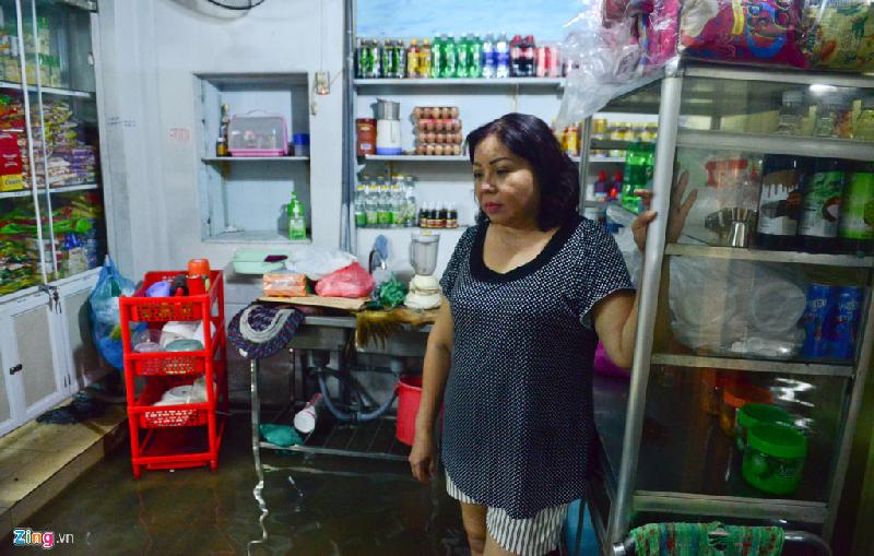 Bà Võ Thị Thanh Mai (quận Bình Thạnh), cho biết hơn 10 năm nay cứ mưa là nước tràn vào nhà. Thực trạng này kéo dài nhưng không thấy cơ quan chức năng xử lý.