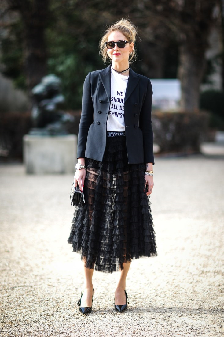 Chiara Ferragni phối chân váy xuyên thấu nữ tính cùng áo thun in chữ cá tính và blazer.