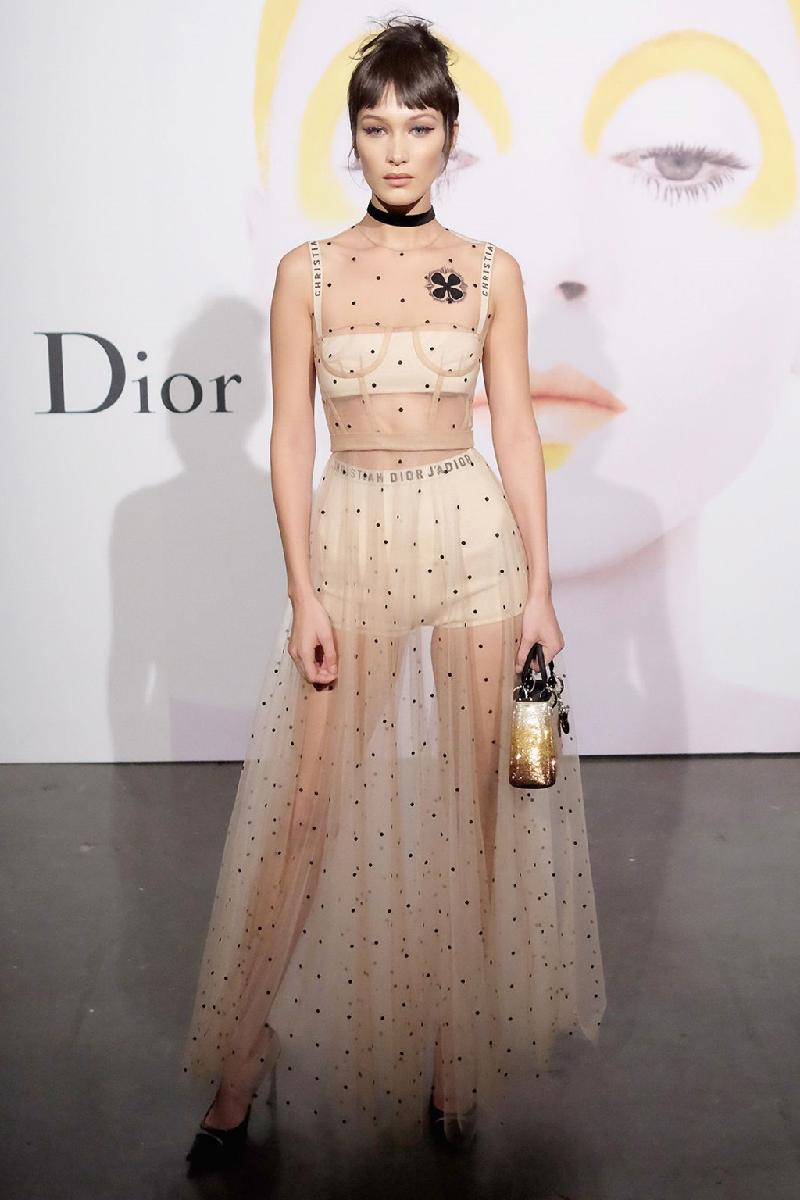 Bella Hadid khoe vẻ gợi cảm với váy xuyên thấu chấm bi của Dior.