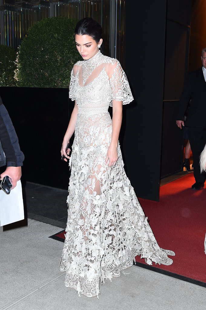 Chiếc đầm trắng xuyên thấu in hoa tinh tế của Kendall Jenner rất phù hợp cho các cô dâu.