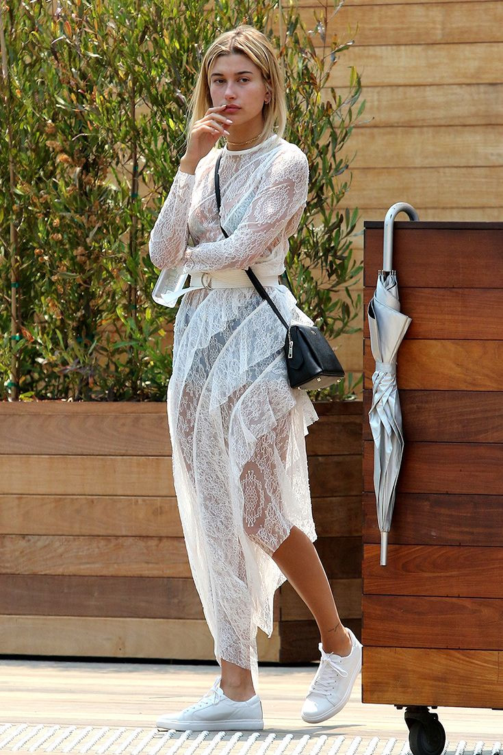 Hailey Baldwin thu hút với set đồ màu trắng khi dạo phố ở Los Angeles.