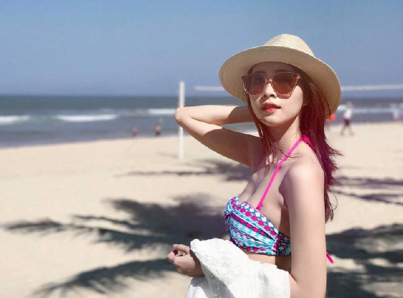 Hình ảnh Thu Thảo trong kỳ nghỉ lễ với bộ bikini khoe đường cong và nước da trắng nhận được nhiều lời khen ngợi.