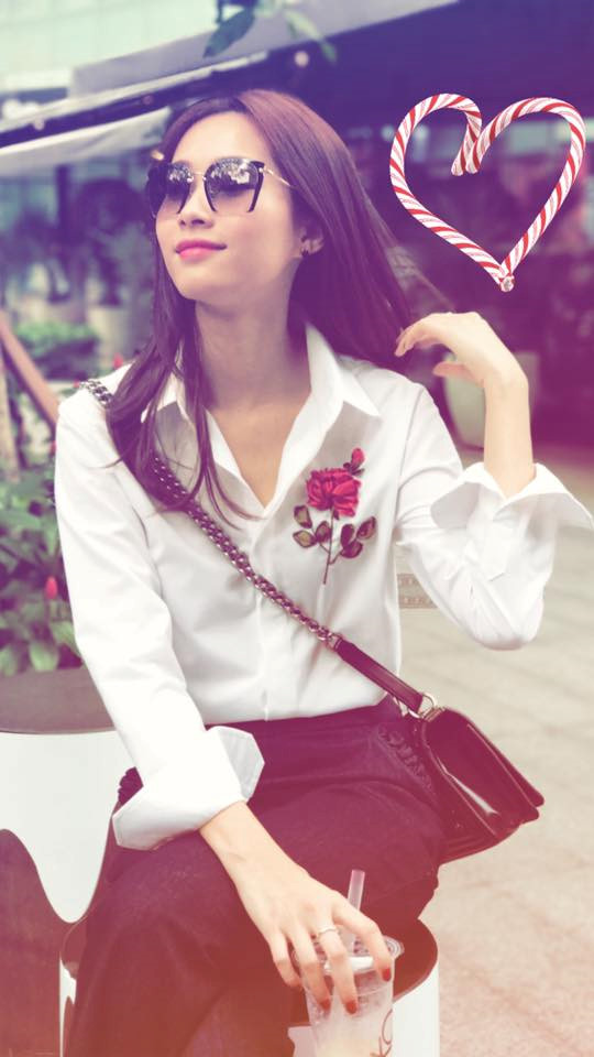 Hoa hậu Đặng Thu Thảo trung thành với phong cách thanh lịch kể từ khi đăng quang cho đến nay, vì thế, sơ-mi trắng luôn được cô mặc trong những lần dự sự kiện về học đường, làm từ thiện, hay xuống phố. 