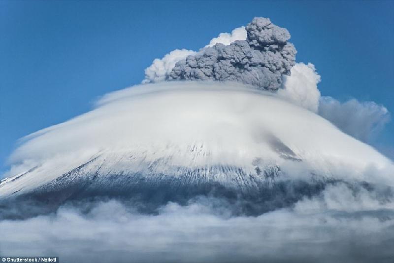 Một đám mây khổng lồ hình nón phủ lên núi lửa Popocatepetl ở Mexico.