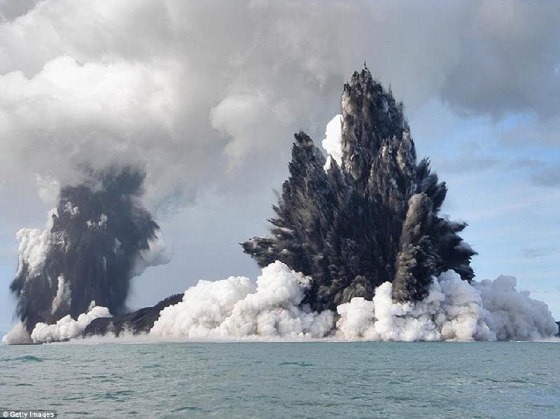 Núi lửa dưới biển ngoài khơi Tonga phun trào vào tháng 3/2009. Cột hơi nước, tro và khỏi phun cao tới 100 m. Đây là một trong số 36 núi lửa dưới nước tập trung dày đặc ở khu vực này.