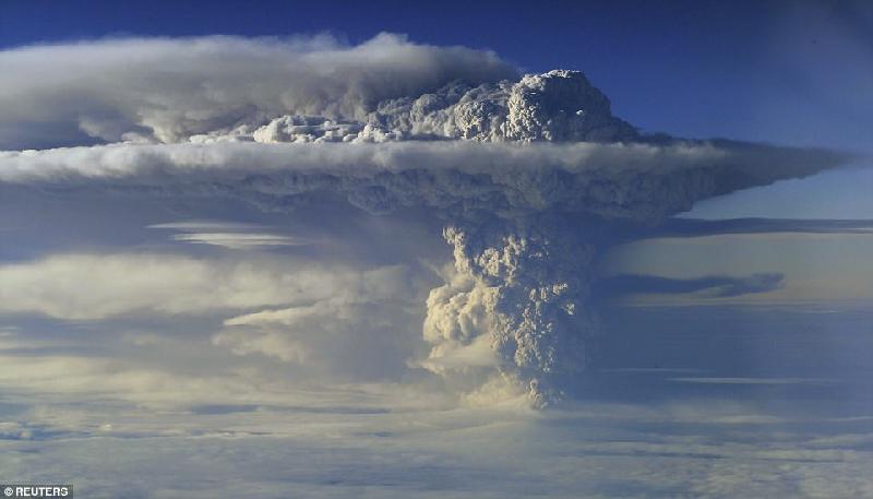 Bức ảnh chụp từ cửa sổ máy bay này cho thấy khói và tro bụi từ vụ phun trào ở dãy Puyehue-Cordon Caulle gần Osorno (Chile) vào tháng 5/2011. Đám mây bụi này cao hơn 10 km, bay qua dãy Andes và phủ kín một khu nghỉ dưỡng nổi tiếng ở Argentina.