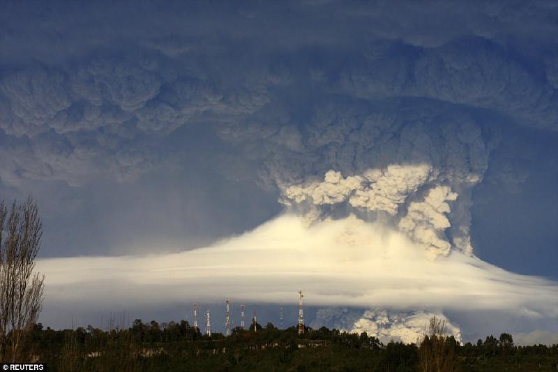 Bức ảnh chụp từ mặt đất này cho thấy quy mô khổng lồ của vụ phun trào núi lửa Puyehue-Cordon Caulle.