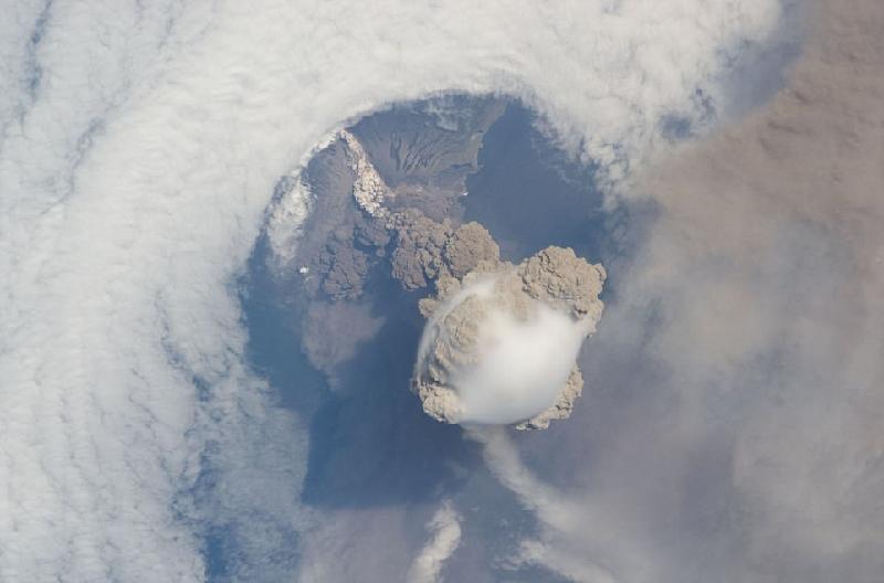 Hình ảnh núi lửa Sarychev Peak phun trào năm 2009 được ghi lại từ Trạm vũ trụ quốc tế. Đây là một trong những núi lửa hoạt động mạnh mẽ nhất ở quần đảo Kuril, Nga.