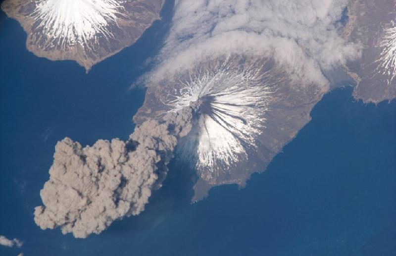 Núi lửa Cleveland thuộc quần đảo Aleutian (Alaska, Mỹ) năm 2006 được một phi hành gia trên Trạm vũ trụ quốc tế ghi lại.