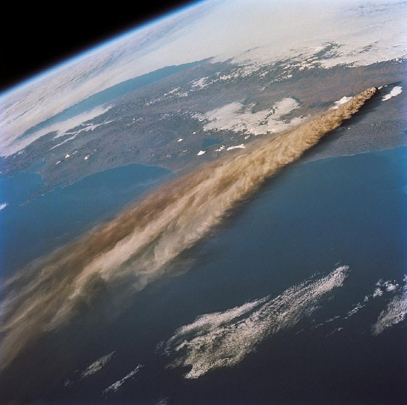 Bức ảnh chụp năm 1994 từ tàu con thoi Endeavour cho thấy cột tro khổng lồ phun ra từ một núi lửa ở Kamchatka, Nga.