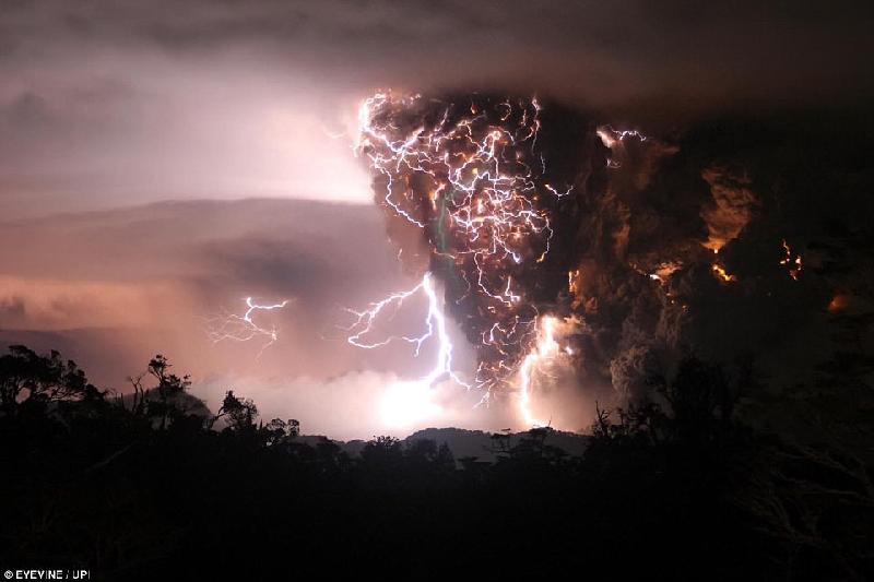 Núi lửa Chaiten ở Chile nằm im hàng trăm năm đã hoạt động trở lại vào năm 2008, giữa những cơn bão vào lúc nửa đêm.