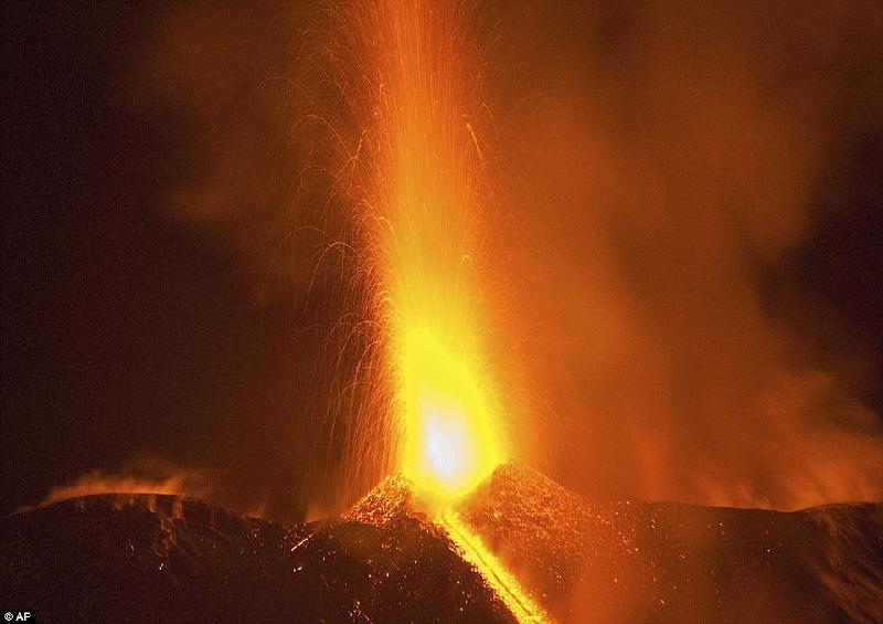 Etna, núi lửa hoạt động mạnh nhất châu Âu, nằm gần Catania (Italy), phun nham thạch vào tháng 2.