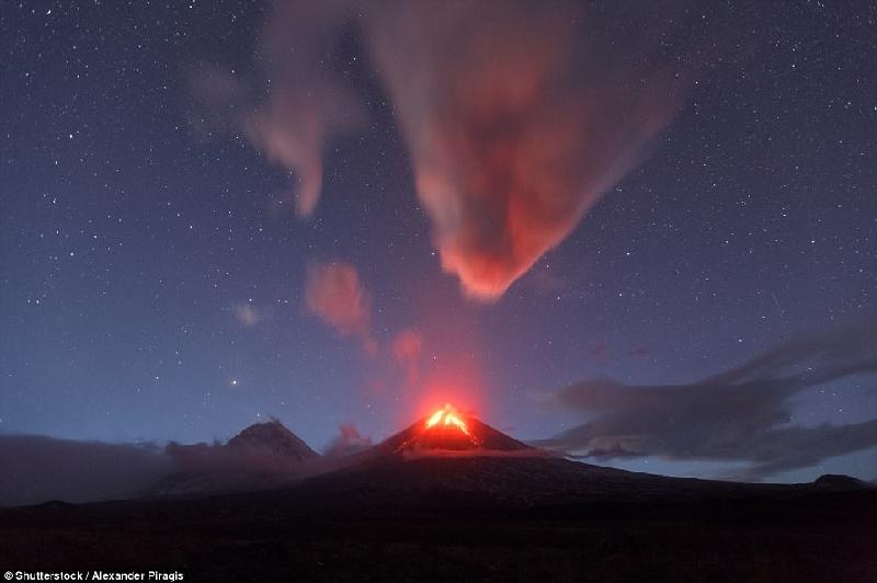 Núi lửa Klyuchevskaya Sopka (bán đảo Kamchatka, Nga) phun trào trong đêm.