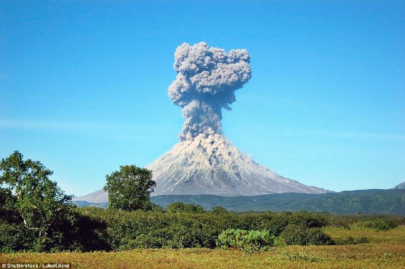 Hình ảnh núi lửa Karymsky ở bán đảo Kamchatka càng trở lên ấn tượng trên nền trời xanh.
