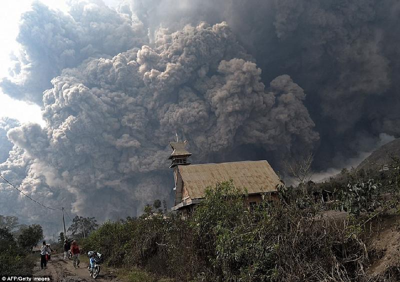 Một đám tro bụi núi lửa phủ lên khu Karo thuộc đảo Sumatra (Indonesia) trong vụ phun trào của núi Sinabung vào tháng 2/2014.