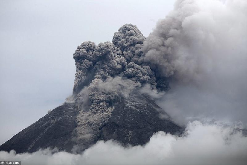 Núi Merapi ở Indonesia phun khói vào tháng 11/2010. Chính phủ đã khoanh vùng nguy hiểm với bán kính 1,6 km quanh đỉnh núi.