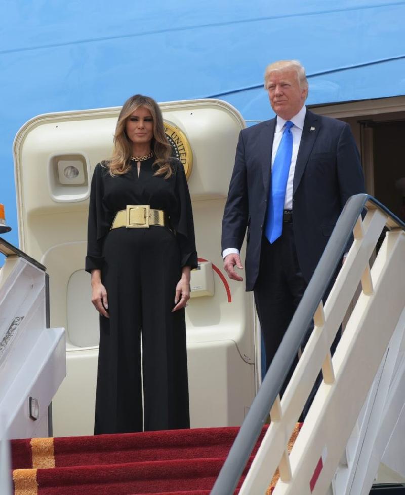 Sau khi đến Saudi Arabia, bà Trump nhìn thanh lịch hơn trong bộ jumpsuit đen hiệu Stella McCartney. Thắt lưng to bản Saint Laurent là điểm nhấn cho bộ cánh tông trầm. Sở dĩ bà chọn trang phục kín đáo vì Saudi Arabia là đất nước Hồi giáo.