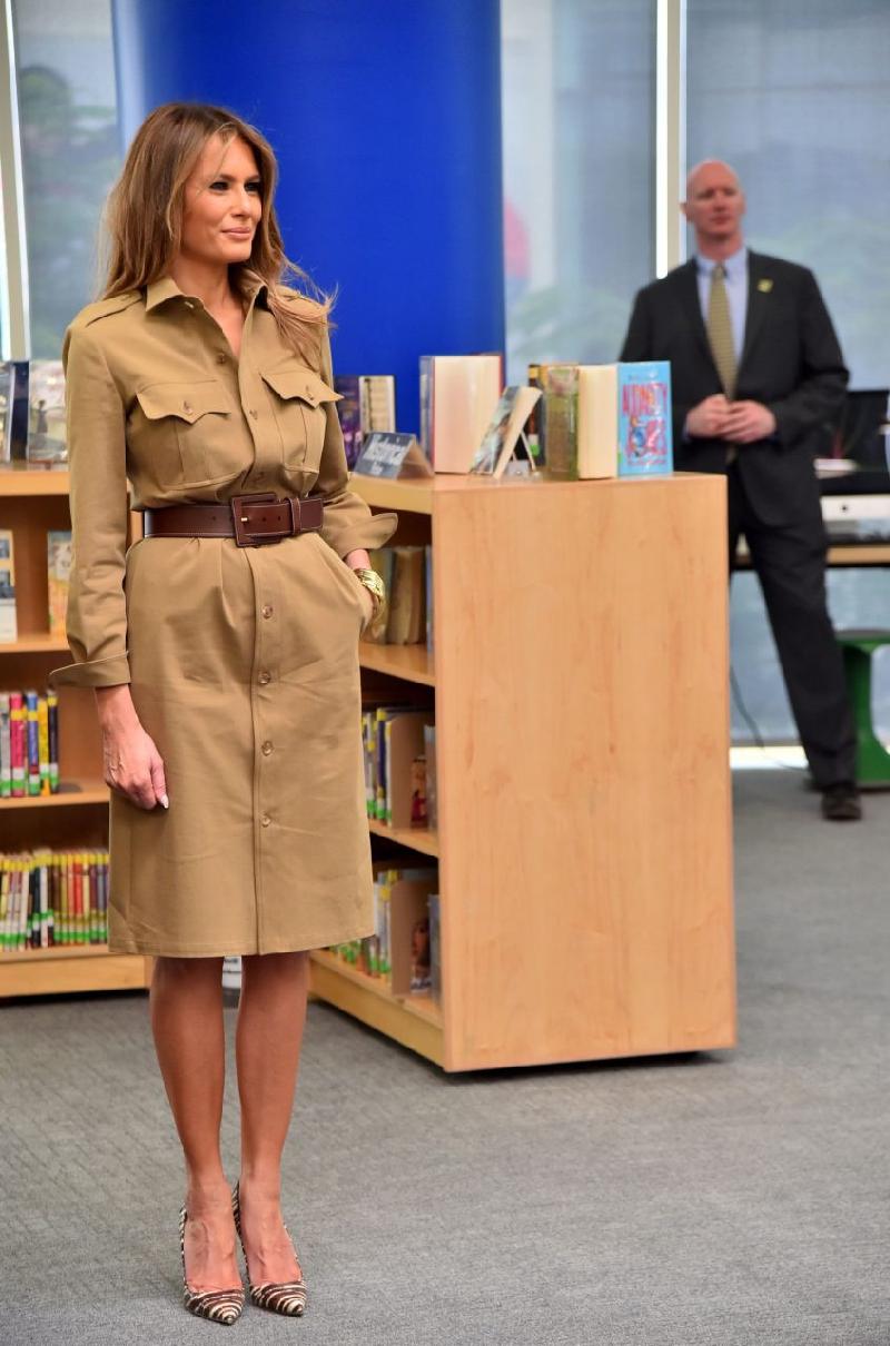Trong chuyến thăm một ngôi trường ở Saudi Arabia, Đệ nhất phu nhân Mỹ toát lên nét sang trọng, cổ điển khi diện váy cùa nhà mốt Ralph Lauren. Bà tiếp tục dùng thắt lưng để nhấn vòng eo nhưng phiên bản lần này cá tính hơn. 