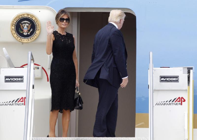 Váy ren dài quá gối được bà Trump phối đồ lịch sự, sang trọng. 