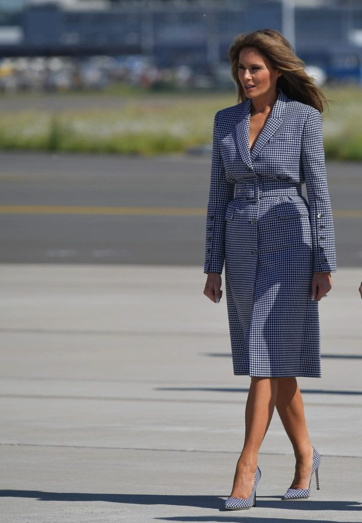 Vẫn là coat-dress nhưng khi đến Bỉ, Melania Trump xuất hiện với diện mạo mới. Bà chuyển sang trang phục có họa tiết, từ thắt lưng cho đến giày đều đồng bộ. Có thể nói phong cách thời trang trong chuyến công du nước ngoài đầu tiên của Đệ nhất phu nhân Mỹ nhận được nhiều phản hồi tích cực từ giới chuyên môn. 