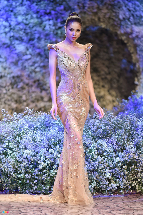 Hoa hậu hoàn vũ Việt Nam khoe nét gợi cảm trong mẫu váy xuyên thấu thướt tha tôn thân hình chuẩn mực.