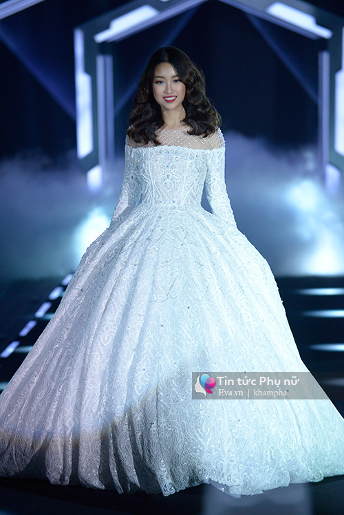 Hoa hậu Mỹ Linh chọn cách diễn gần gũi khi liên tục nở nụ cười trên sàn diễn.