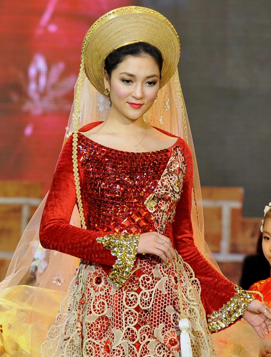 Trái ngược với sự trẻ trung của Kỳ Duyên, Nguyễn Thị Huyền có gương mặt phúc hậu và ngọt ngào nên cũng thường được lựa chọn cho những thiết kế nữ tính.