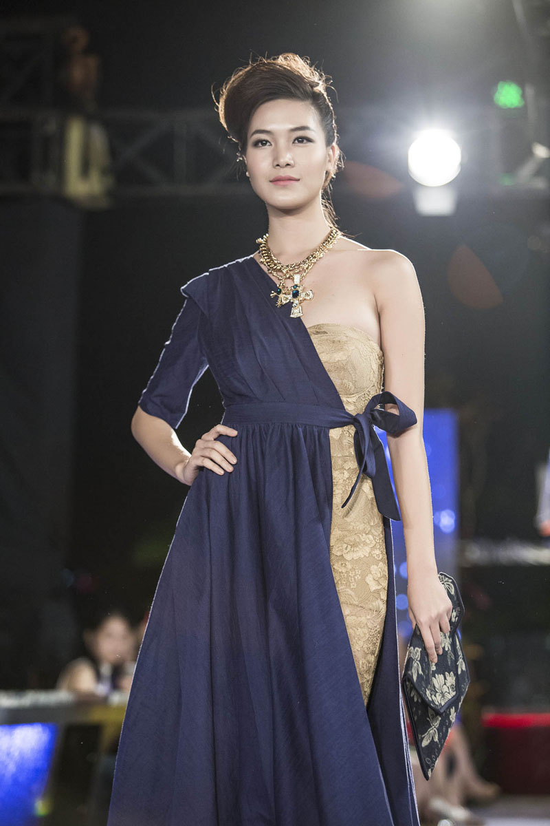 Hoa hậu Việt Nam 2008 mong manh sải bước.