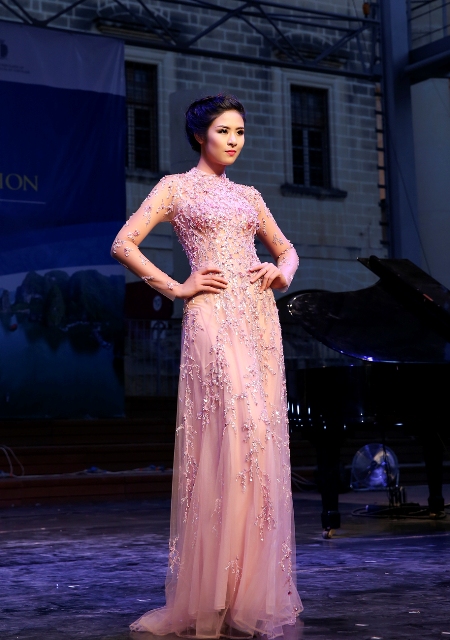 Ngọc Hân được biết đến với tư cách người mẫu trước khi thi Hoa hậu và đạt vương miện, chính vì vậy cô vẫn thường xuyên thả dáng trong các show thời trang.