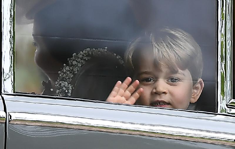 Hoàng tử bé George thích thú trong vai trò phù rể nhỏ. Ảnh: Reuters.