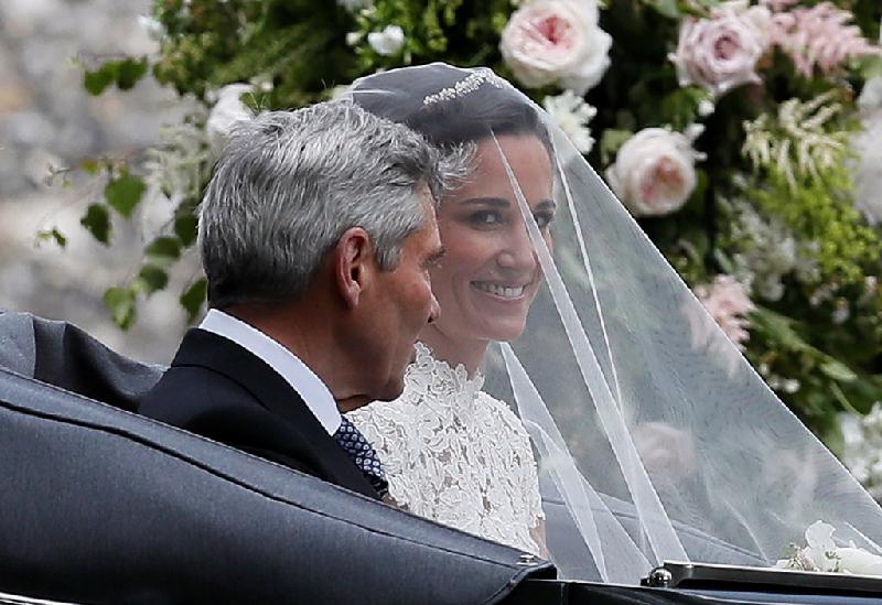 Pippa được cha đưa đến hôn lễ. Ảnh: Reuters.