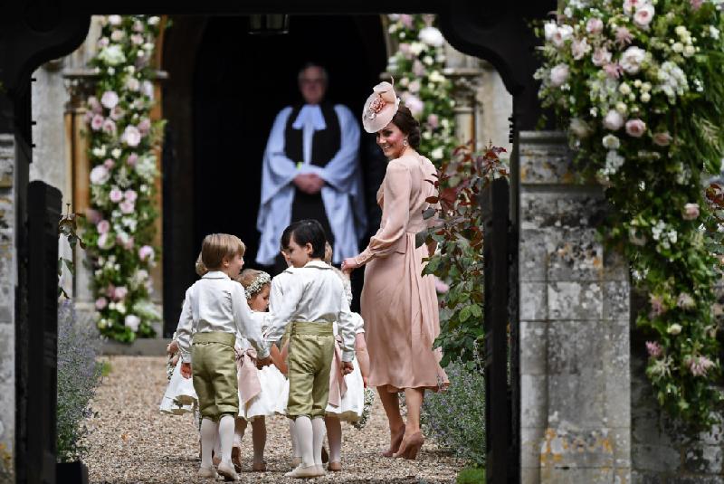 Daily Mail miêu tả hôn lễ đã diễn ra suôn sẻ và 
