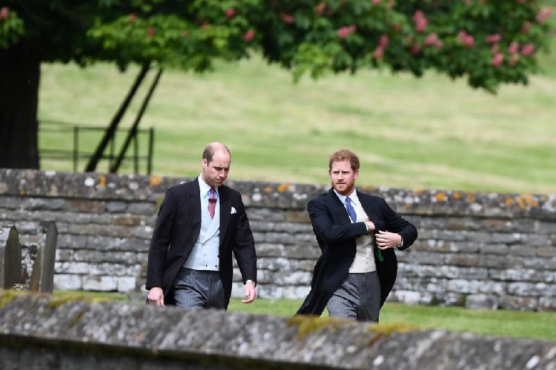 Hoàng tử William và Hoàng tử Henry đến dự đám cưới của nhà 