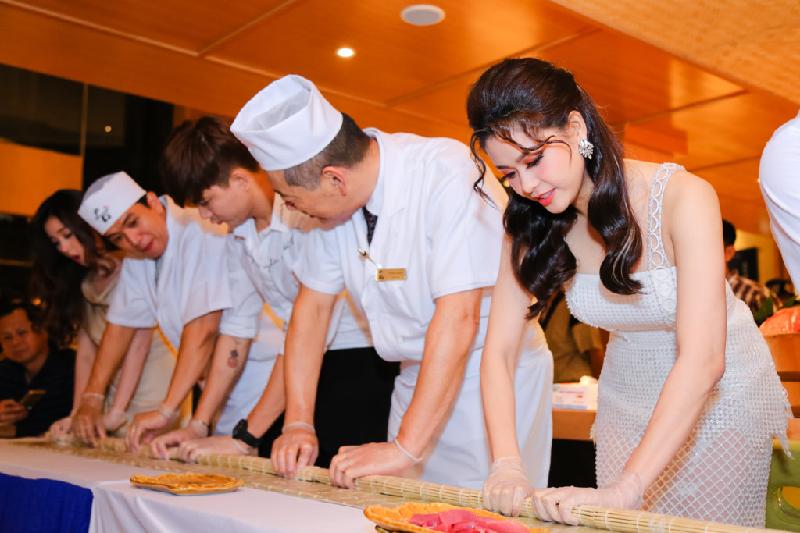 Tim - Trương Quỳnh Anh cũng trổ tài vào bếp chế biến món sushi.