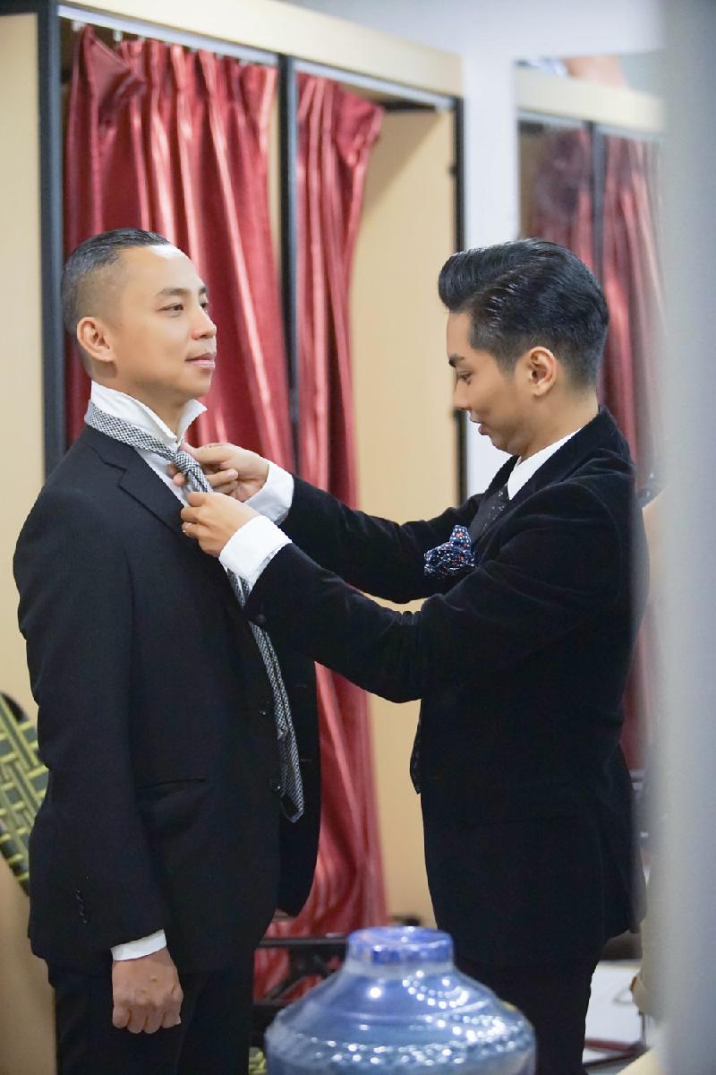 Ở hậu trường buổi ghi hình, Chí Anh và Phan Hiển tỏ ra khá thân thiết, quan tâm lẫn nhau. Giám khảo Bước nhảy Hoàn vũ còn chỉnh trang phục cho nam kiện tướng dance sports sinh năm 1993.