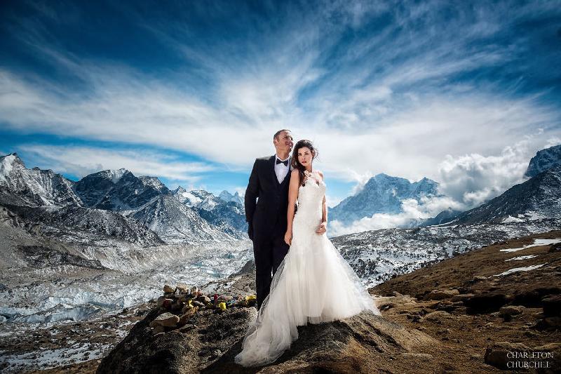 Vượt qua nhiều khó khăn, James Sissom (35 tuổi) và Ashley Schmieder (32 tuổi) mới có được đám cưới đơn giản, song vô cùng đáng nhớ tại Everest Base Camp (ở độ cao hơn 5.000 m so với mực nước biển). Đầy là điểm đầu tiên cần phải vượt qua với những người muốn chinh phục đỉnh Everest. 