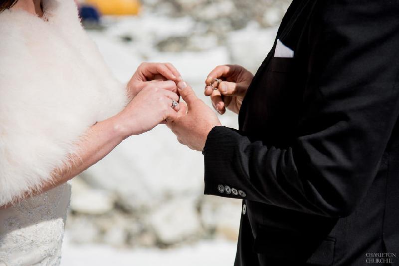 Họ trao nhẫn cưới cho nhau, chính thức nên duyên vợ chồng khi đang ở độ cao hơn 5.000 m.