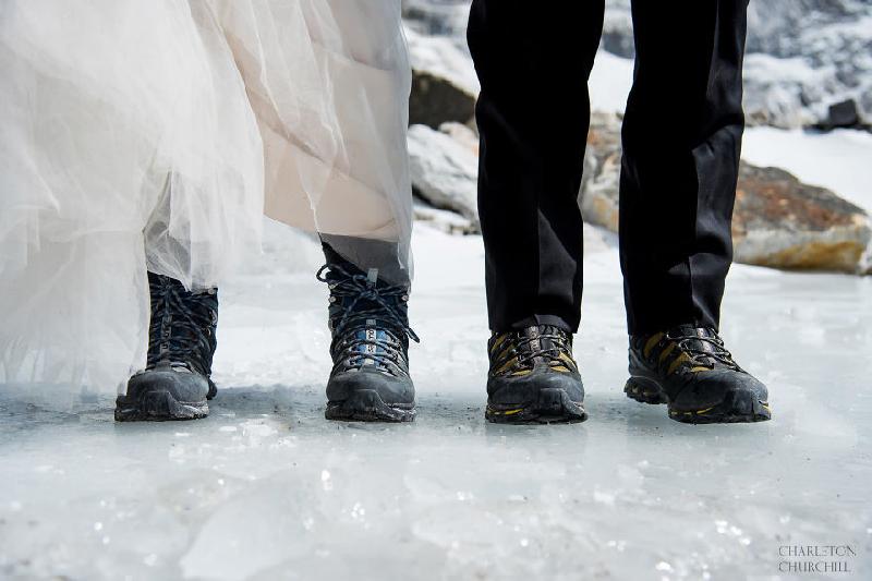 Cả hai cùng mang giày leo núi trong lễ cưới thay vì giày da hay guốc cao.