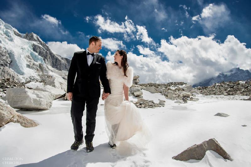 Những khoảnh khắc đáng nhớ của James và Ashley được nhiếp ảnh gia Charleton Churchill ghi lại. Anh chính là người đưa ra ý tưởng làm đám cưới trên Everest Base Camp dành cho cặp đôi ưa khám phá.
