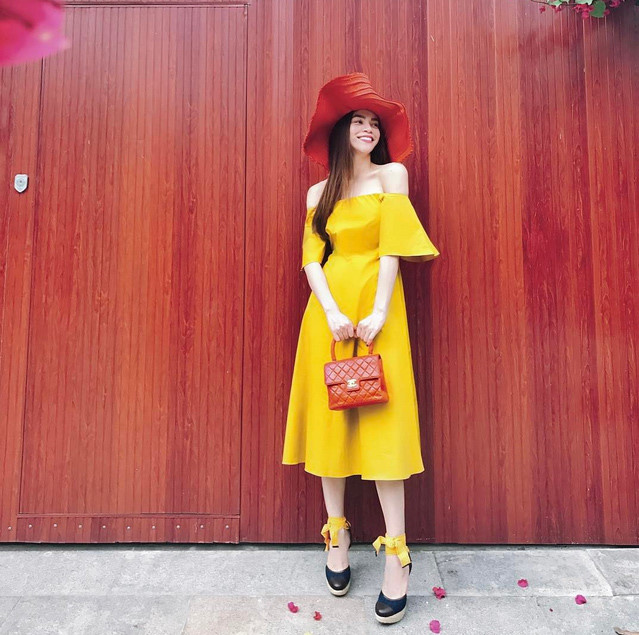 Chiếc váy vàng rực rỡ được Hà Hồ táo bạo mix cùng tông đỏ để tăng cá tính cho người mặc.