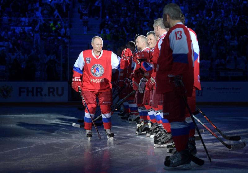 Tổng thống Putin khiến đám đông khán giả phấn khích khi xuất hiện trong sự kiện khúc côn cầu trên băng Night Ice Hockey League được tổ chức tại thành phố Sochi mới đây. Night Hockey League là một tổ chức về hockey nghiệp dư hàng đầu ở Nga, do ông Putin thành lập vào tháng 5/2012. Hàng năm, lễ hội hockey quốc gia giữa các đội nghiệp dư được tổ chức với giải thưởng chính là giấy phép của Bộ Thể thao để xây dựng một cung băng tại địa phương của đội chiến thắng. 