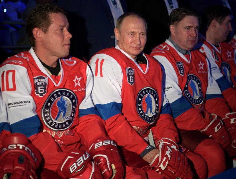 Tham gia cuộc đọ sức được tổ chức tại nhà thi đấu Bolshoy Ice Dome (thành phố Sochi) cùng nhà lãnh đạo Nga còn có Bộ trưởng Quốc phòng Sergey Shoigu và 4 nhà vô địch Olympic bao gồm Vyacheslav Fetisov, Alexei Kasatonov, Valery Kamensky và Pavel Bure. 