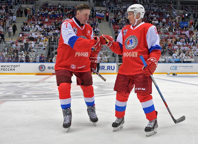 Tổng thống Nga cụng tay với VĐV khúc côn cầu trên băng đã nghỉ hưu Alexei Kasatonov trước khi bắt đầu trận đấu. 