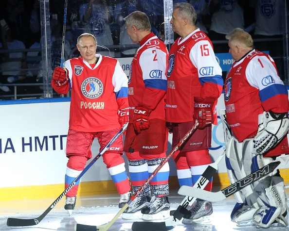 Tổng thống cổ vũ đồng đội trước khi trận đấu bắt đầu.Ông Putin là người rất đam mê bộ môn khúc côn cầu trên băng và từng nhiều lần thi đấu giao hữu tại Sochi.   