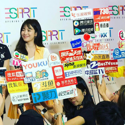 Ngọc nữ màn ảnh Hàn được báo chí Hongkong vây quanh.  Nhiều người nhận xét chiếc váy vàng khiến Song Hye Kyo có phần kém sắc hơn trước. Đặc biệt, cô để lộ chiều cao khiêm tốn và thân hình kém mi nhon. Không ít fan thắc mắc lý do stylist của Song Hye Kyo chọn cho cô bộ váy này khi tham gia sự kiện.