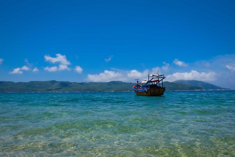 Mất gần 3 giờ để đi từ đất liền ra đảo, quãng đường đi thuộc vịnh Vân Phong tương đối lặng gió nên chuyến ra khơi khá êm đềm và dễ chịu. Tàu cá nhỏ nhưng có đủ dù che nắng. 