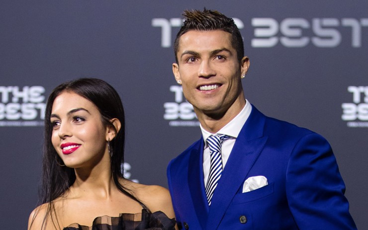 Kể từ khi công khai mối quan hệ vào năm 2016, Georgina Rodriguez luôn ở cạnh Cristiano Ronaldo ở mọi sự kiện lớn nhỏ. Đêm nay, cô sẽ có vị trí đẹp nhất ở khu vực VIP để cổ vũ cho bạn trai nổi tiếng thi đấu trận chung kết Champions League tại SVĐ Thiên niên kỷ.
