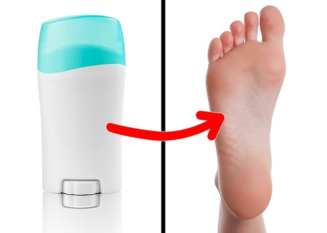 Sử dụng thuốc chống mồ hôi chân: Chất chống nấm giúp giảm mồ hôi. Bạn nên bôi chúng vào buổi tối, sau khi tắm, để làm khô da.